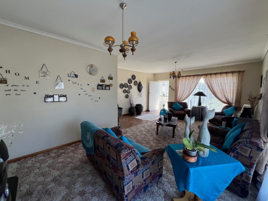 To Let 4 Bedroom Property for Rent in Rowallan Park Eastern Cape